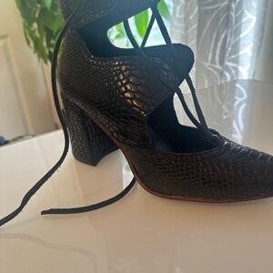 Women’s Black Textured Lace-Up Block Heel Pumps